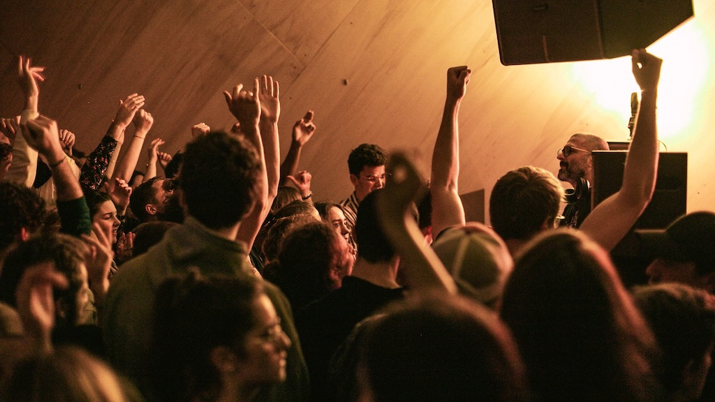 Help Paris club Djoon reopen image