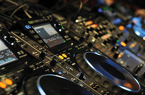 FacebookがDJの音楽プレイを妨げる可能性のあるライセンス・ルールを発表 image