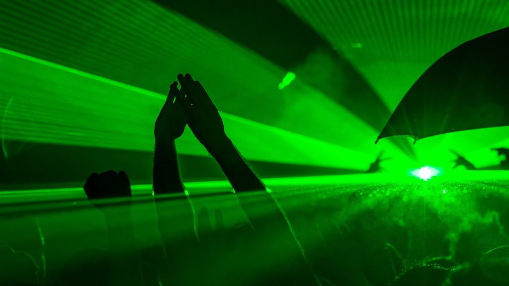 UK students plan nightclub boycotts after rise in drink spiking and injections image