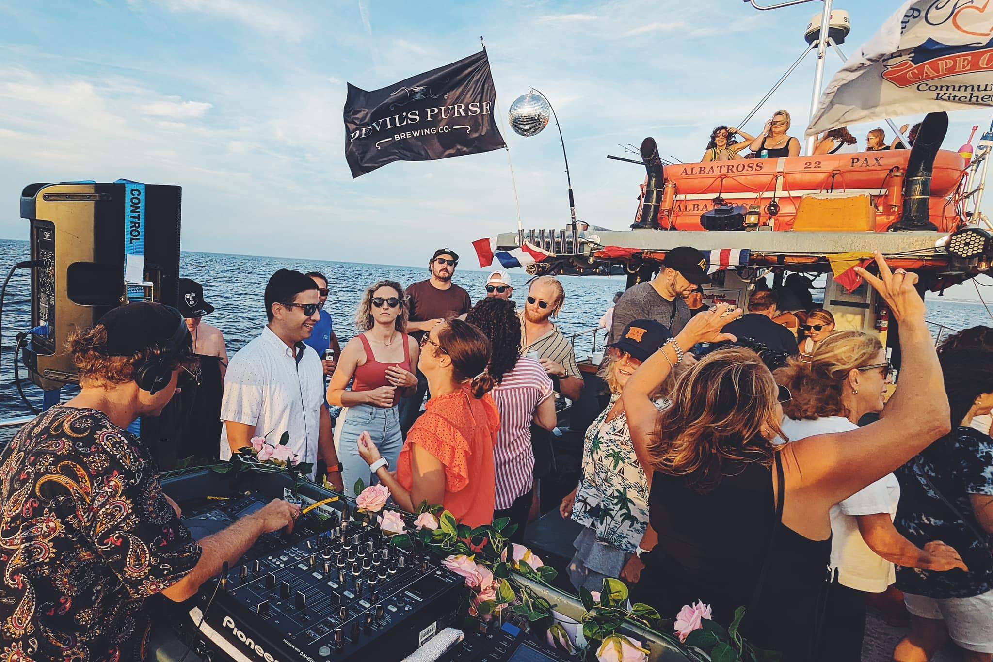Sun:Sets Cruise with Allie Morris + The WIG - Página trasera