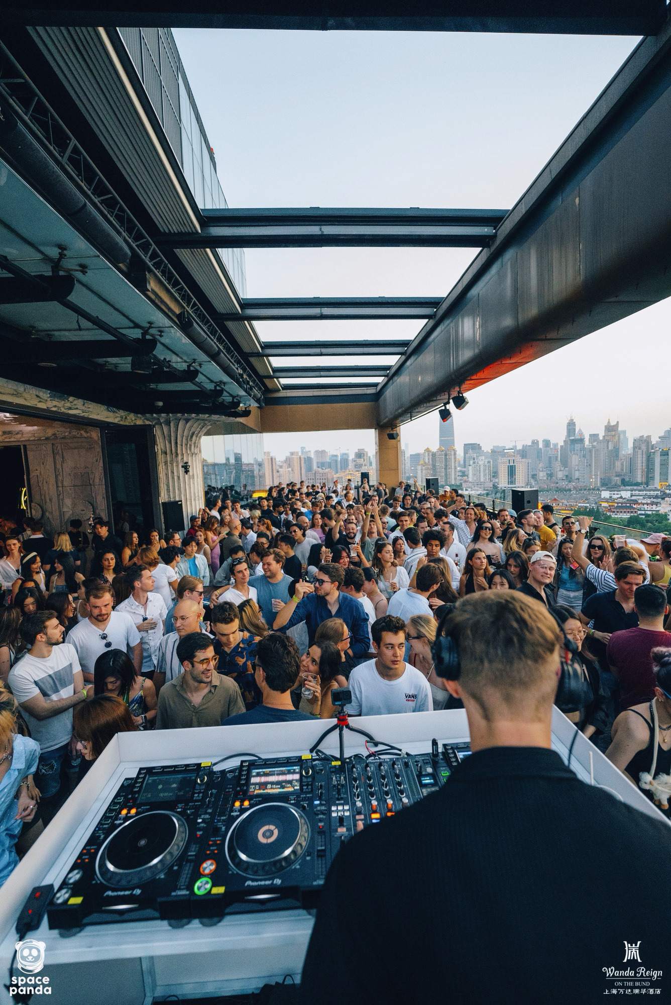 CAMERON feat. DAYLIGHT Rooftop Party at Ruiku - Wanda Reign on the Bund ...