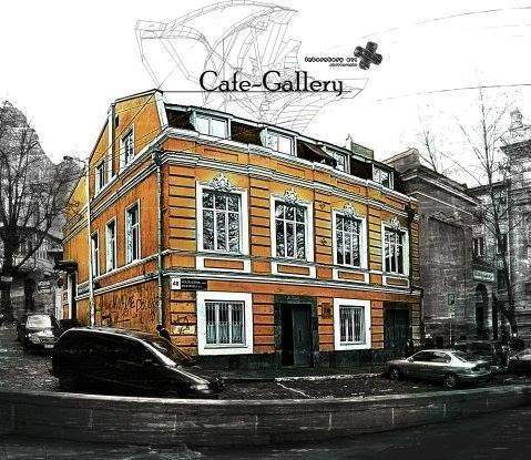 Cafe-Gallery: Tomma • Nika J • Bacho - Página frontal