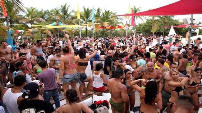 Deepend: Rooftop Pool Party (Ocean Drive) Floatopia Offical Party bij ...