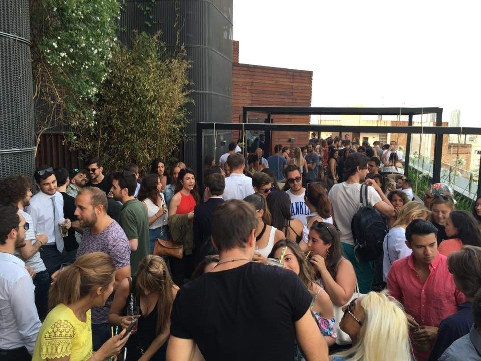 Ambiente nocturno Oasis WAVORA Gami