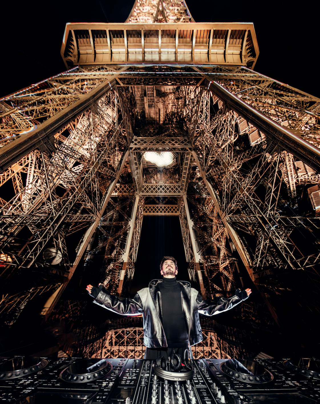 Michael Canitrot - Monumental Tour célèbre Eiffel - Página trasera