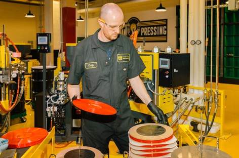 Jack White opens new record pressing plant in Detroit image