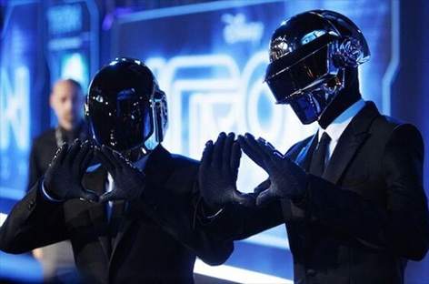 Daft Punkがグラミー賞授賞式でThe Weekndと共にライブを披露 image