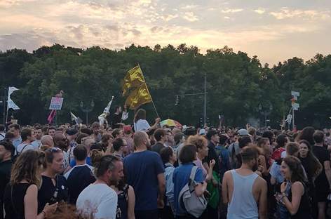 Protesters outnumber far-right supporters at AfD rally in Berlin image