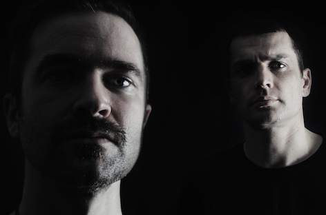 Lakker sing for the first time on new album, Época image