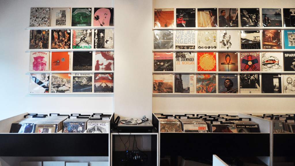 Vinyl sales are driving a booming UK music industry, despite the pandemic image