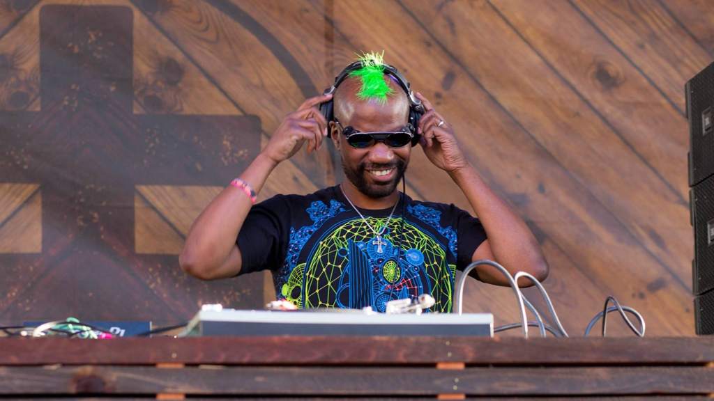 Mix Of The Day: Green Velvet image