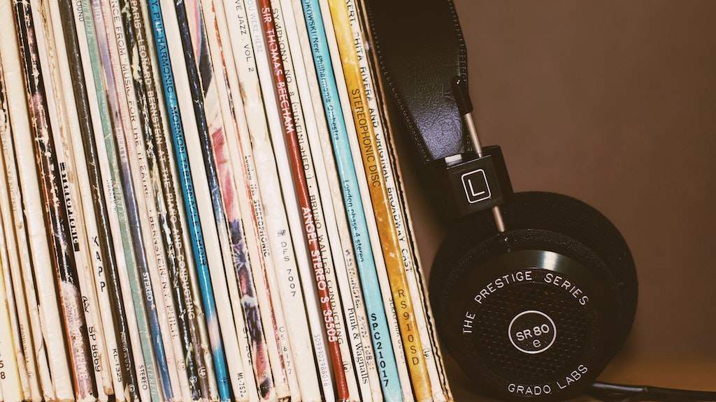 Vinyl outsells PlayStation games, DVDs and CDs in the UK image