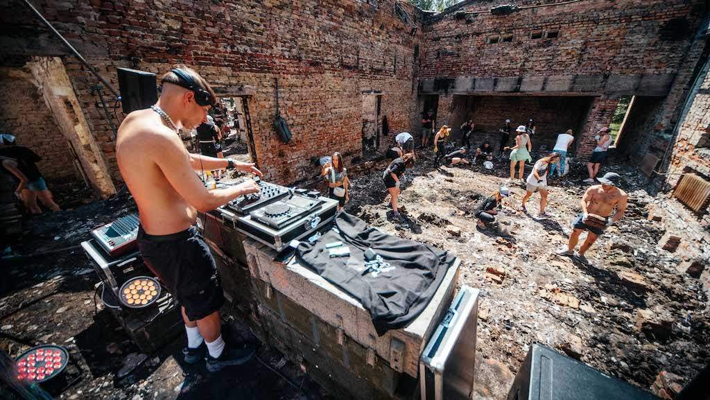 'An urgent need to help': Ukrainian ravers, DJs and volunteers unite to dance, clean and rebuild their country image