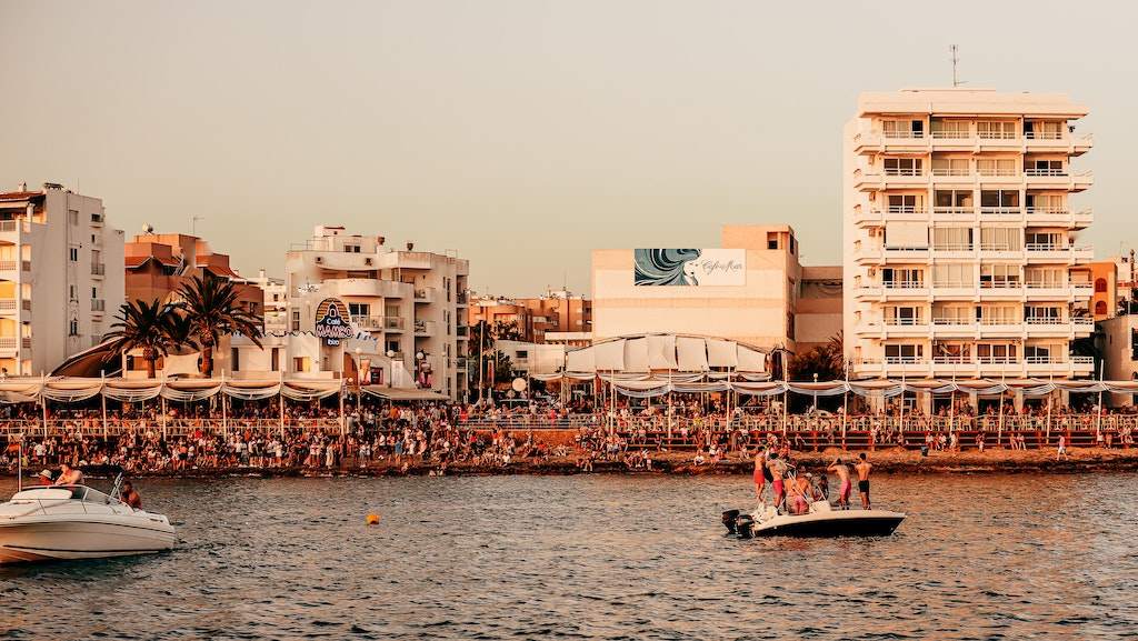 Ibiza plans to reopen clubs in April image