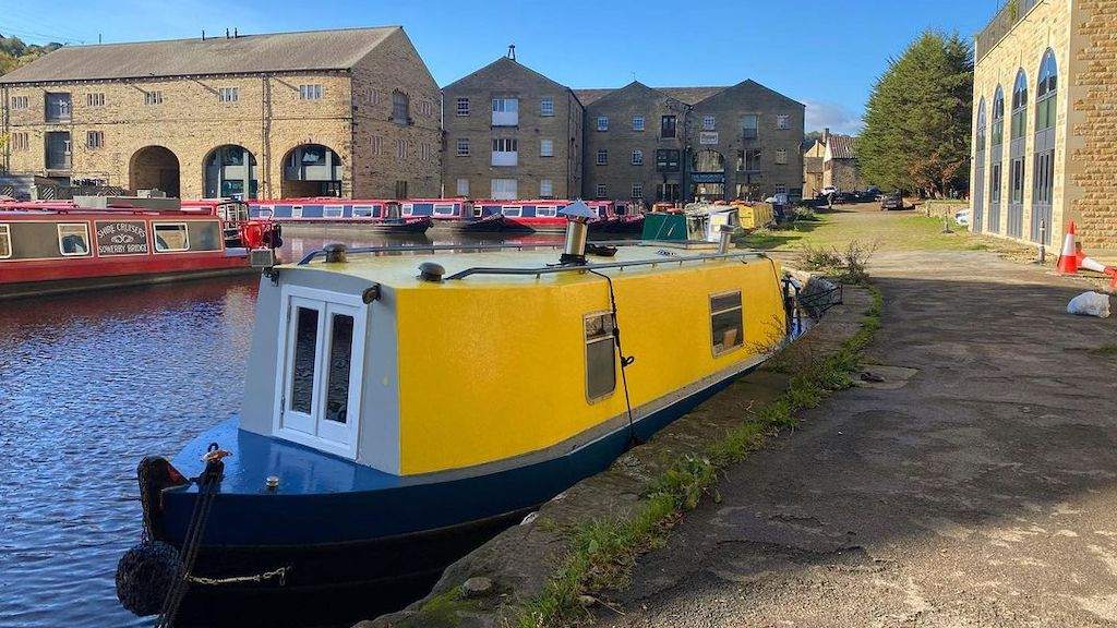 New record shop opens on UK canal boat image