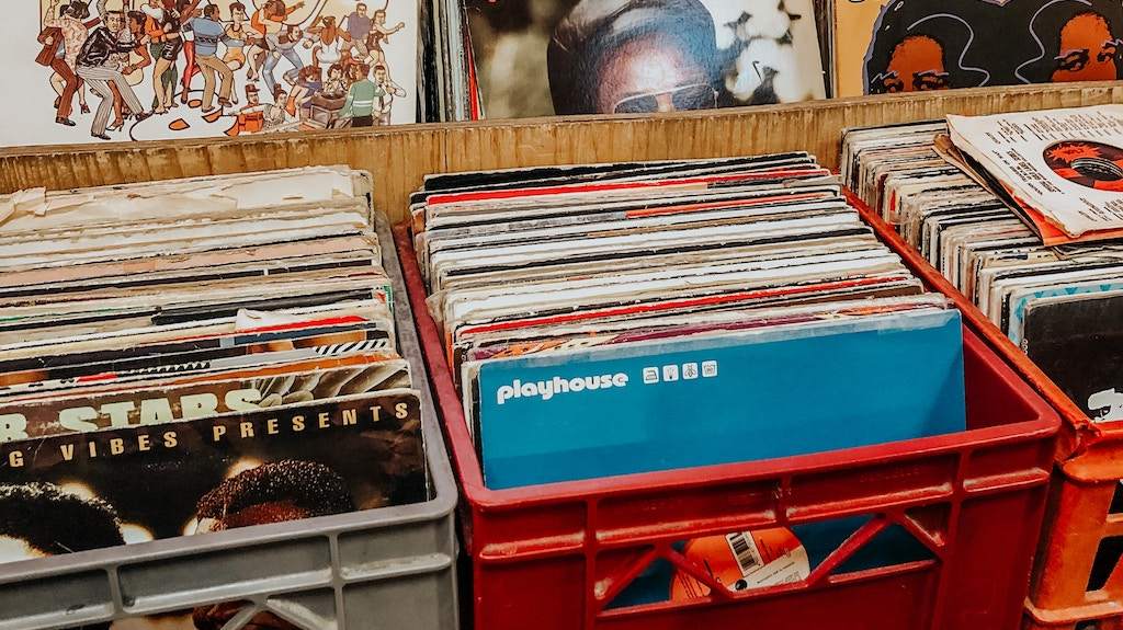 UK vinyl sales grow for 16th consecutive year in 2023 image