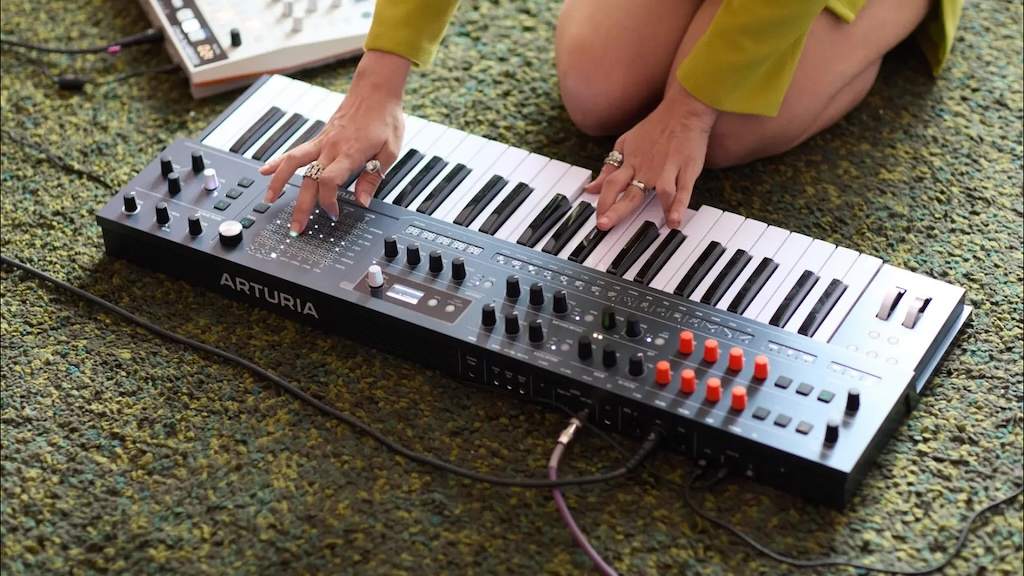 Arturia releases MiniFreak 49, four-octave hybrid synth · News RA