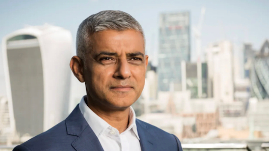 Il sindaco di Londra Sadiq Khan propone una revisione dell'immagine delle licenze