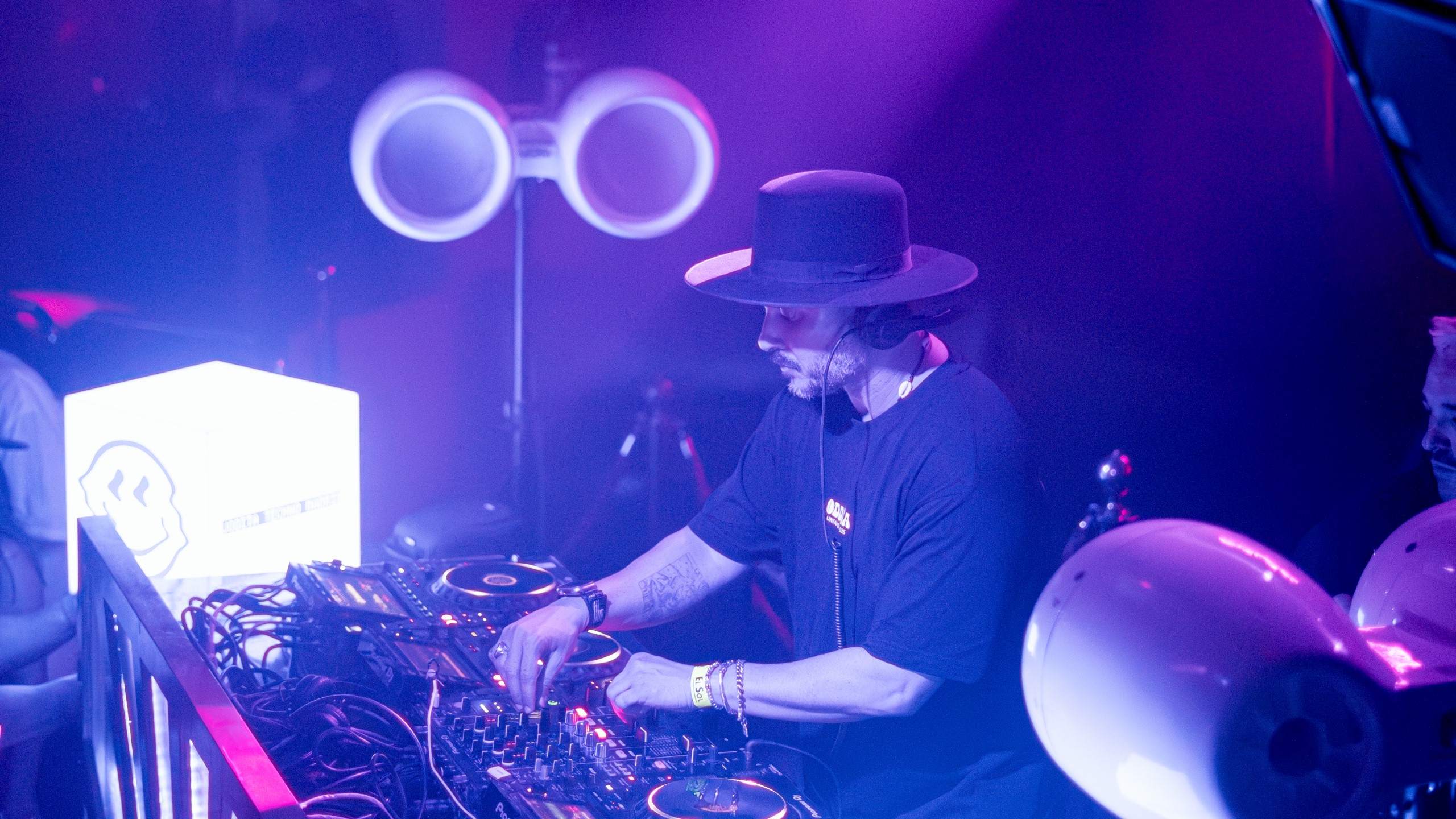ALEX FÖX · Artist Profile