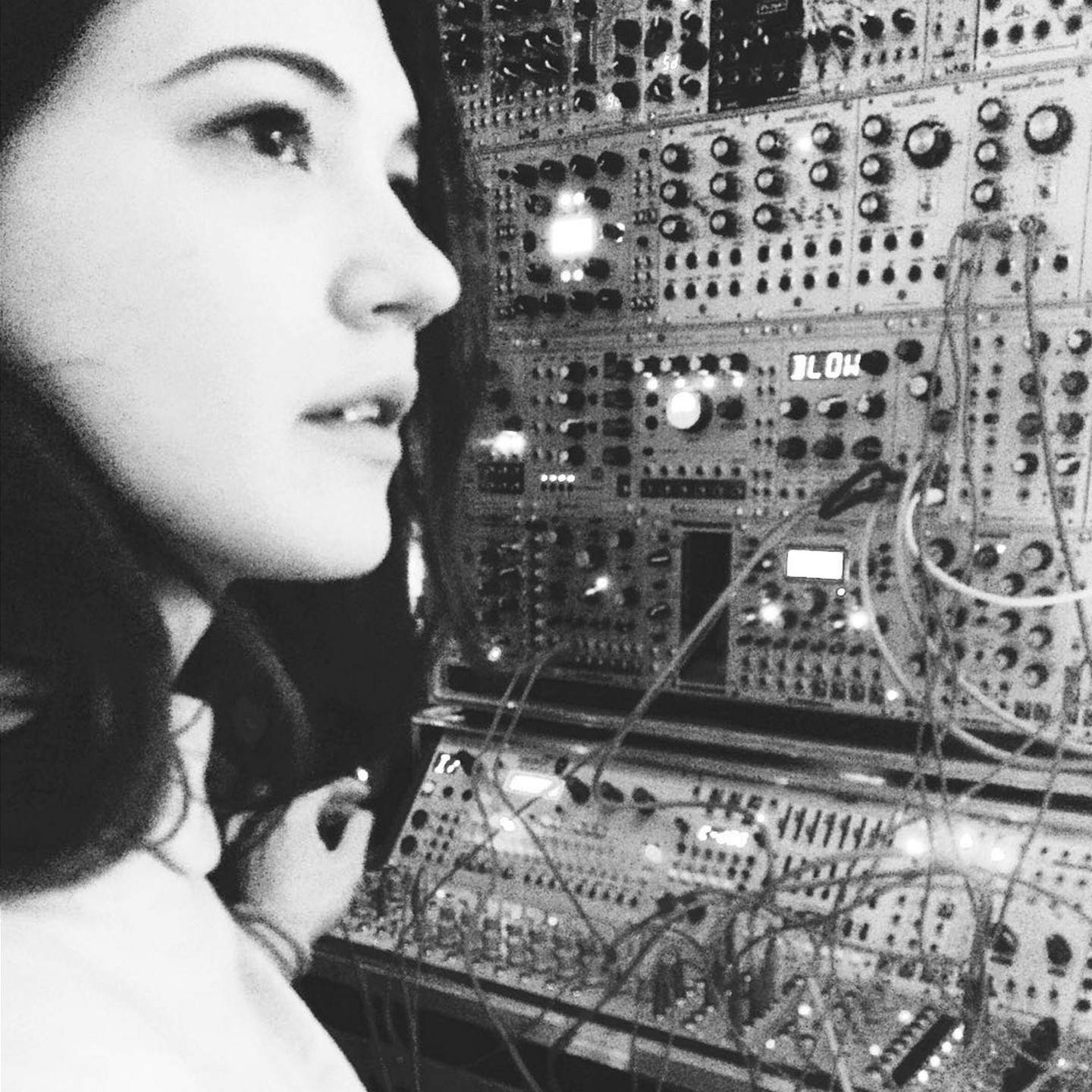 annaページです Anna Z. · Biography